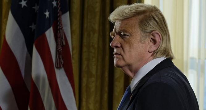 Foto: Brendan Gleeson è Donald Trump in The Comey Rule