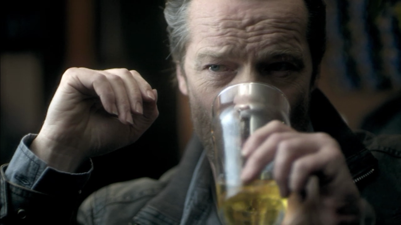 Foto: il detective beve una birra in Jack Taylor