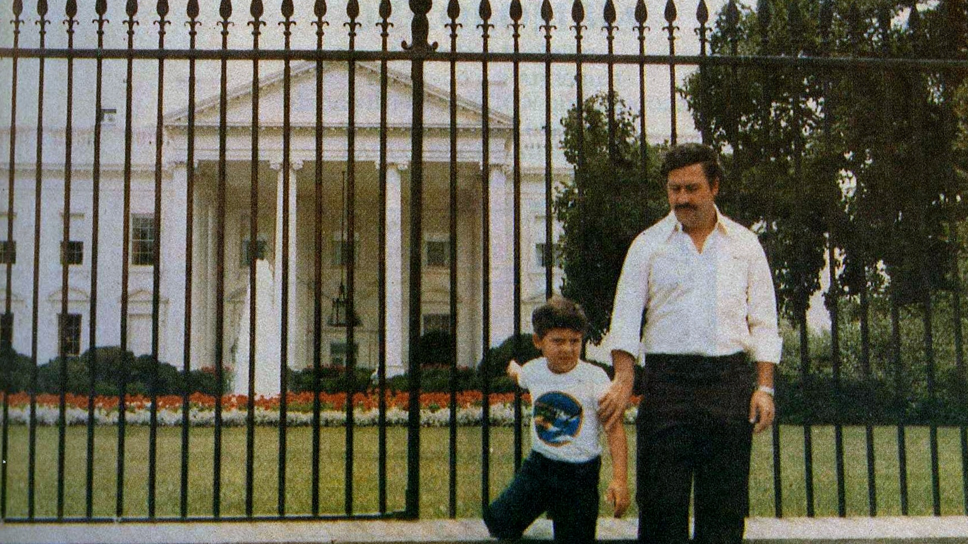 Foto di Pablo Escobar davanti alla Casa Bianca